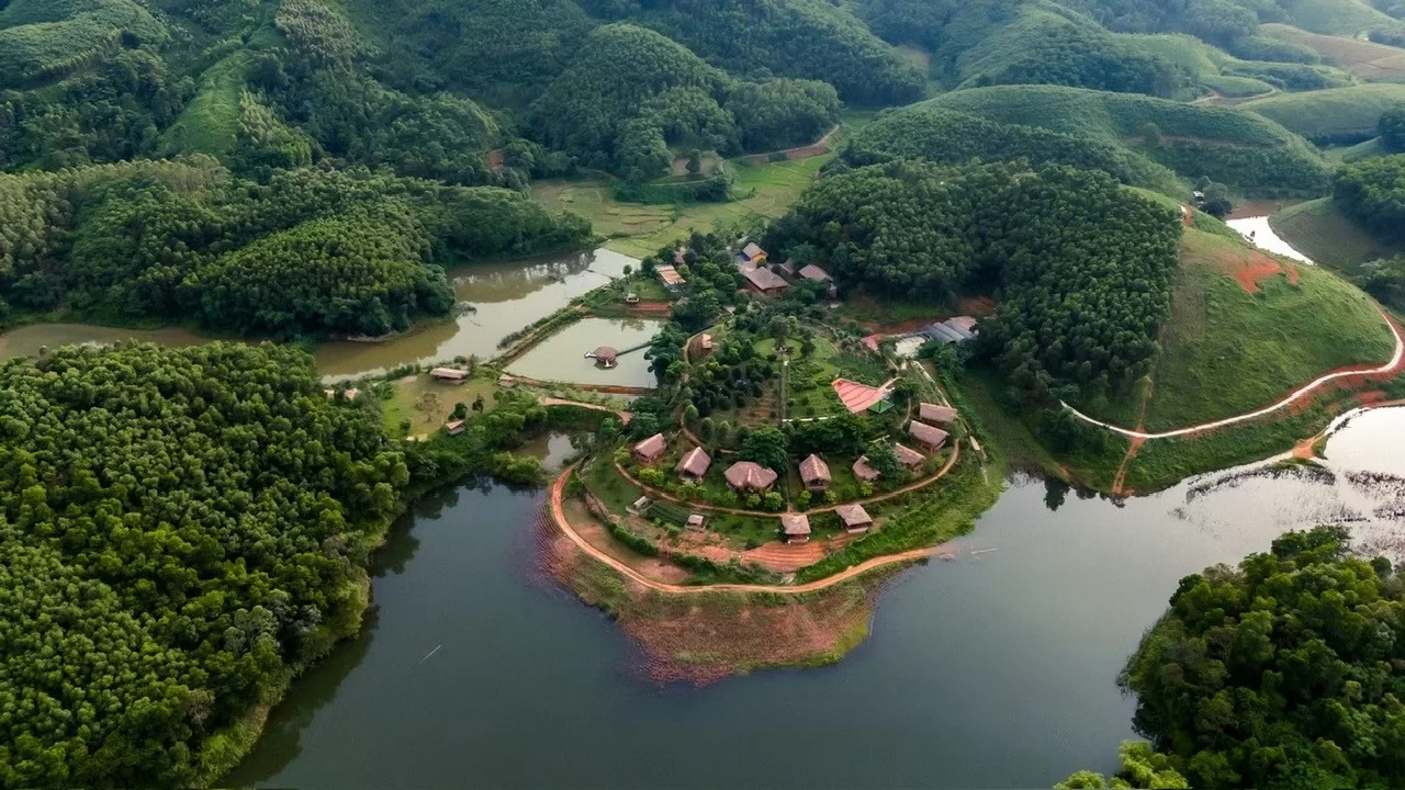 Toàn cảnh Omtara Retreat giữa núi đồi và mặt nước